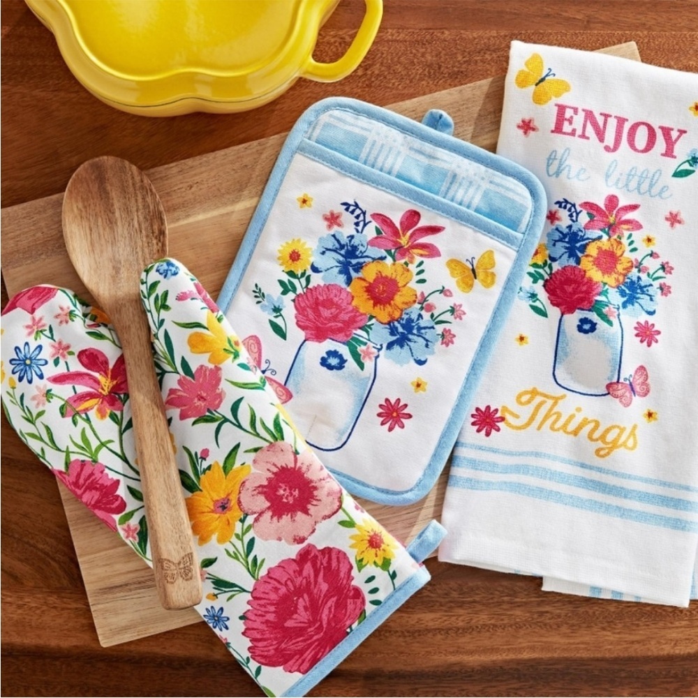 The Pioneer Woman Flowering
Frontier Kitchen Towel, Oven Mitt & Potholder Set.
